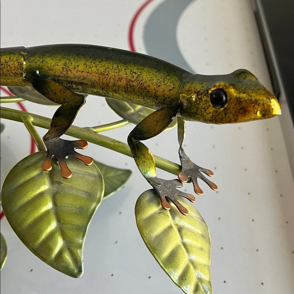 Green and Yellow Reptile Home Decor (Use)
